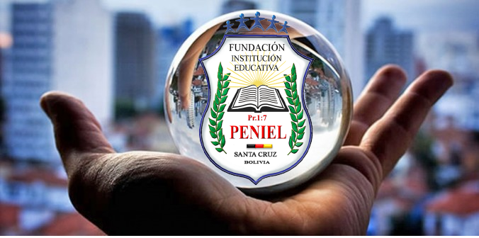 Estudiantes en laboratorio de informática del Colegio Peniel